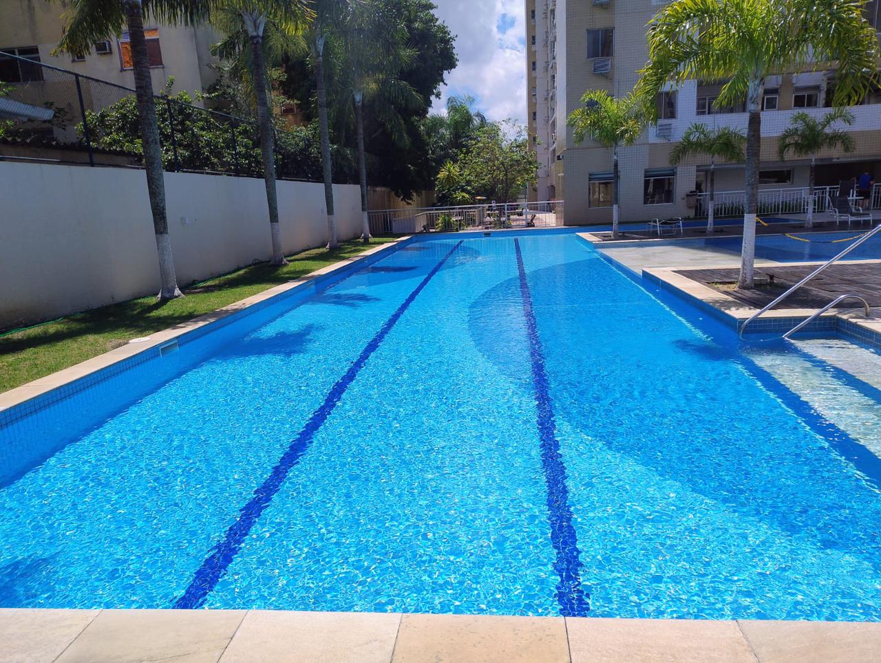 Mulher descansando em uma da piscinas top rio